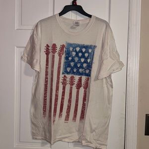 Gildan Large White American Flag Guitar t-shirt